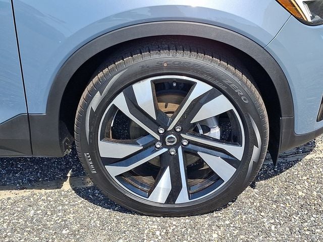 2023 Volvo XC40 B5 Plus Dark Theme