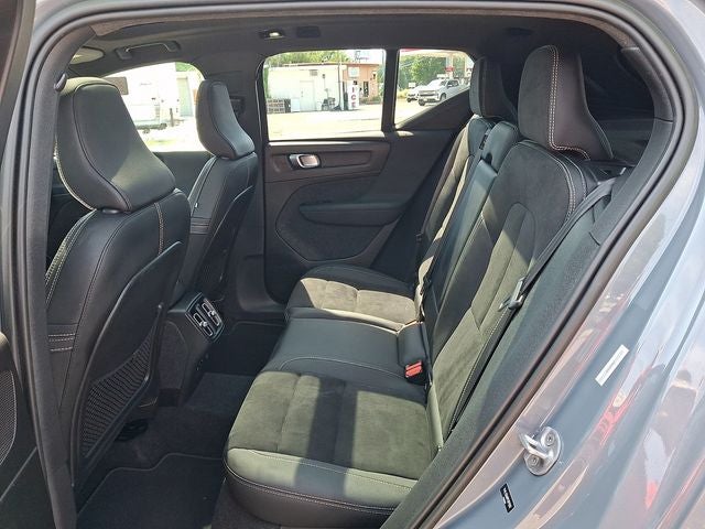 2023 Volvo XC40 B5 Plus Dark Theme