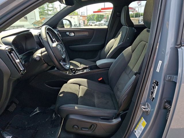 2023 Volvo XC40 B5 Plus Dark Theme