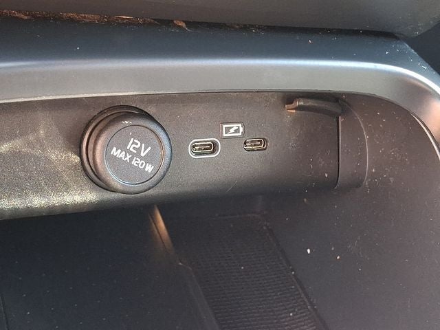 2023 Volvo XC40 B5 Plus Dark Theme