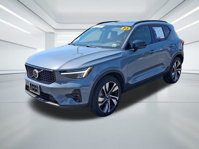 2023 Volvo XC40 B5 Plus Dark Theme