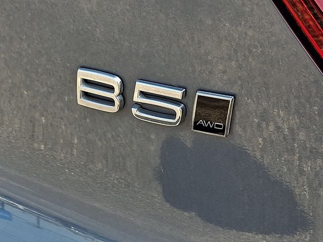 2023 Volvo XC40 B5 Plus Dark Theme