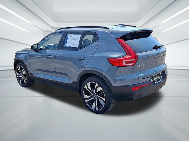 2023 Volvo XC40 B5 Plus Dark Theme