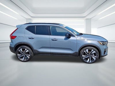 2023 Volvo XC40 B5 Plus Dark Theme